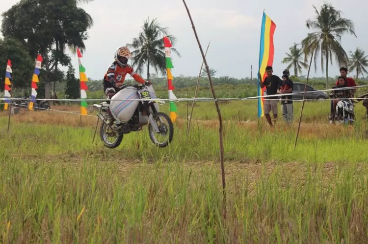 Aksi seorang peserta motocross ojek gabah