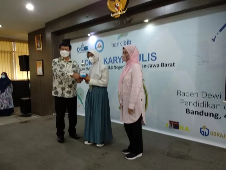 Kepala Bidang Pendidikan Guru dan Tenaga Kependidikan (GTK) Dinas Pendiidikan (Disdik) Provinsi Jawa Barat Drs. H. Asep Suhanggan, M. MPd. serahkan hadiah pada para pemenang