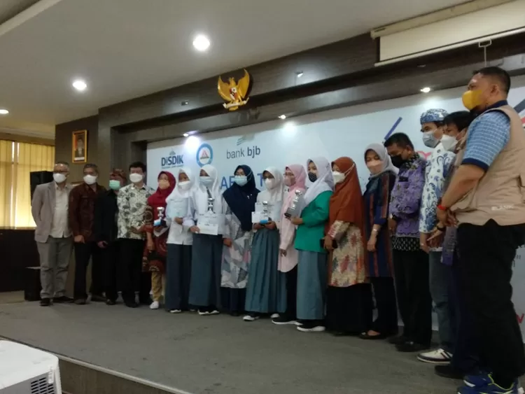 Peserta dan guru pembimbing Lomba Karya Tulis Dewi Sartika Antar SMA, SMK, MA dan SLB se Jawa Barat