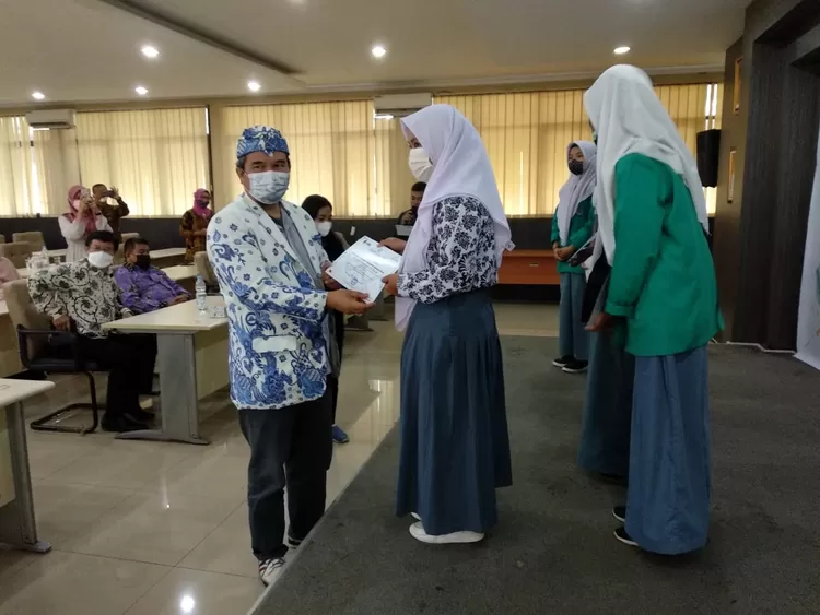 Ketua Umum Dewan Pimpinan Pusat Asosiasi Kepala Sekolah Indonesia atau AKSI, Dr. Asep Tapip Yani, M.Pd saat memberikan sertifikat pada peserta lomba