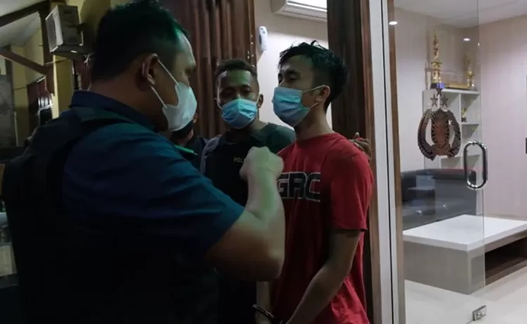 Petugas Resmob Polres Kendal menangkap pelaku pembunuhan pemuda yang mayatnya ditemukan di selokan Kelurahan Balok. 