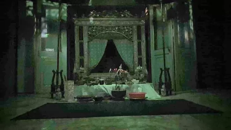 Suasana di dalam Pura Mandira Seta