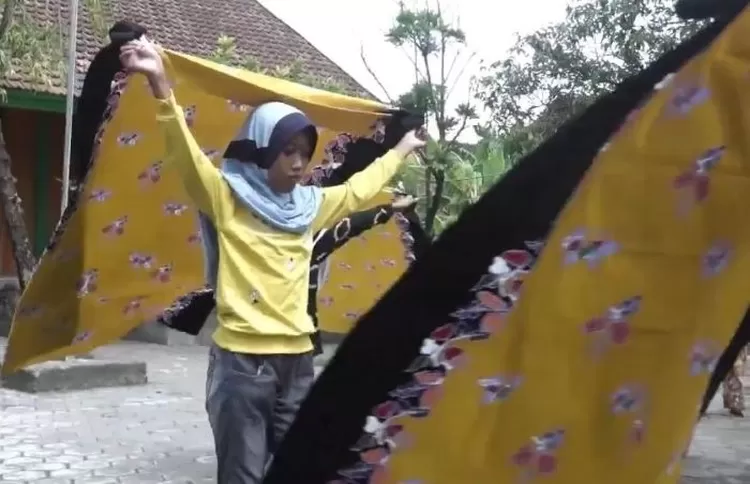  Siswa SDN Wonosalam 1 berlatih tari batik.