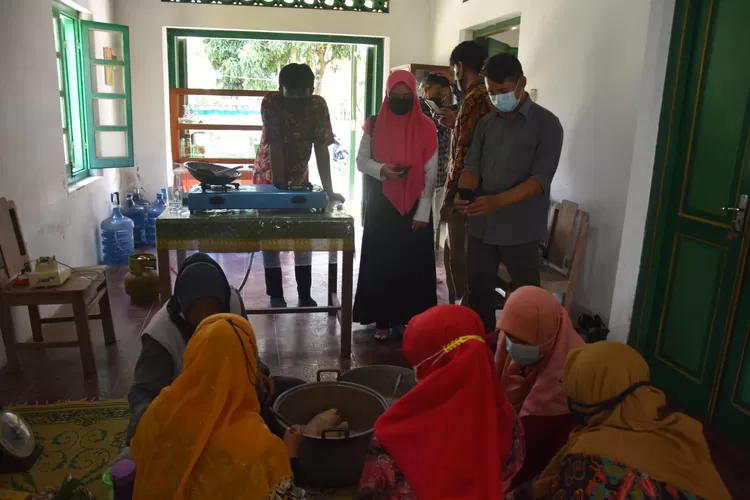 Ibu-ibu PKK Desa wisata Santan membuat ingkung Jawa