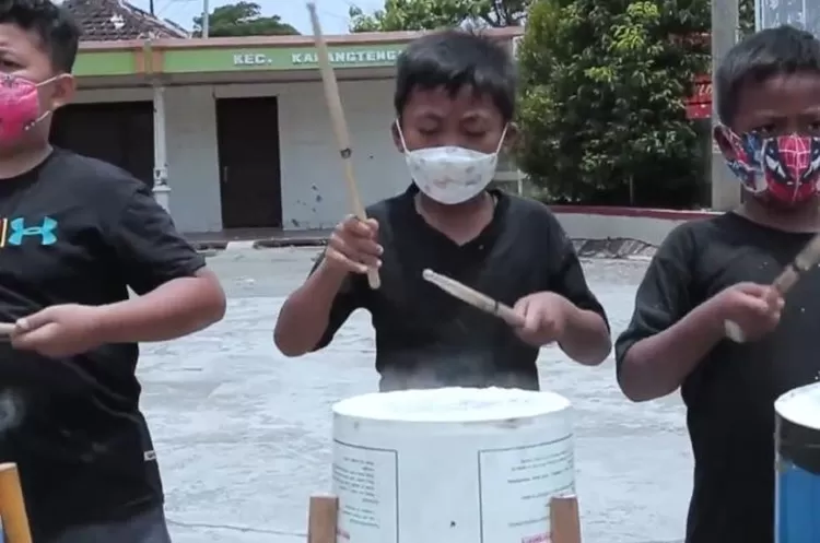 Proses pelatihan pembelajaran GSMS SDN Karangsari 1 .