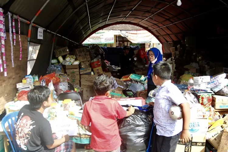 Beberapa anak antri jajanan diposko pengungsian - Foto: Henry Lukmanul Hakim