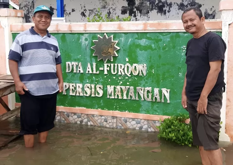 Banjir rob menggenangi masjid Al Firqon Mayangan 