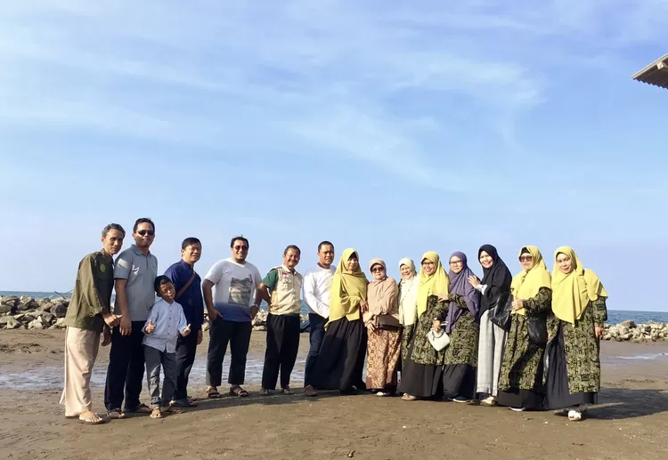 Jamaah PD PERSIS dan PERSISTRI Kota Tangerang di Pantai Mayangan Pamanukan Subang - Foto: Henry Lukmanul Hakim