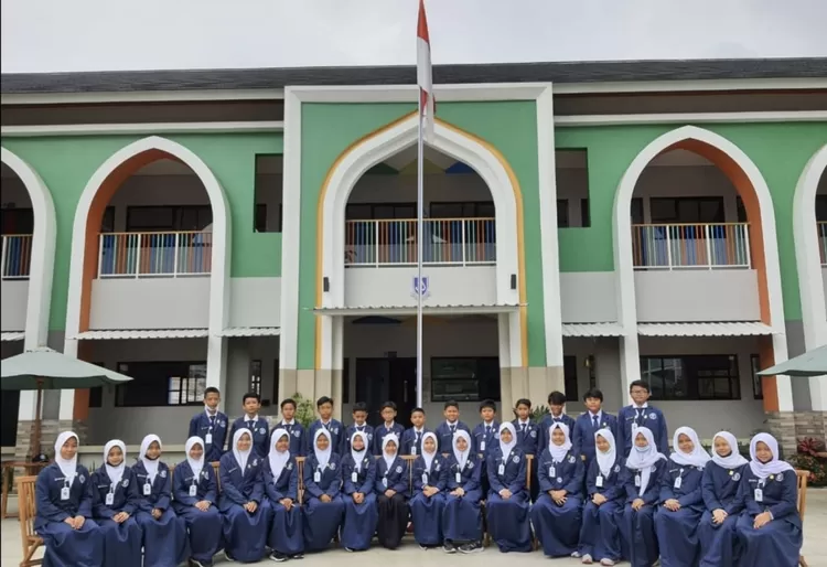 Siswa siswi SMP PCI angkatan pertama 