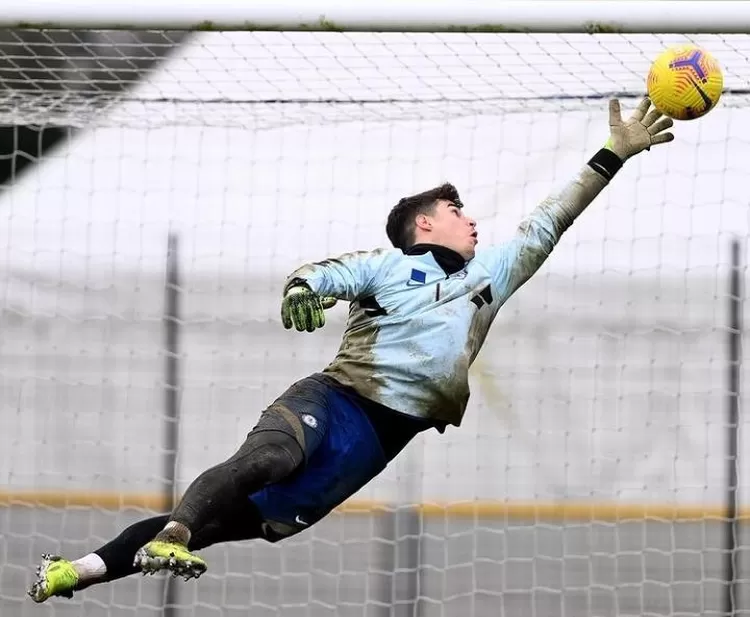 Kiper Chelsea, Kepa Arrizabalaga, yang disebut mirip Nadeo Argawinata.
