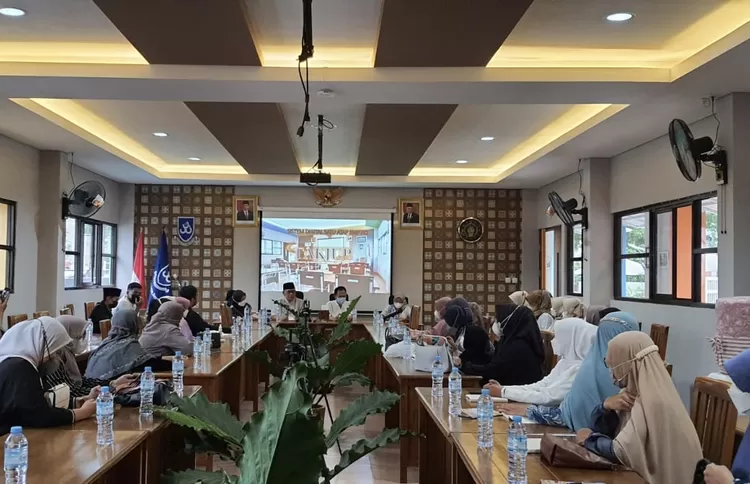 Pertemuan orang tua murid dengan sekolah