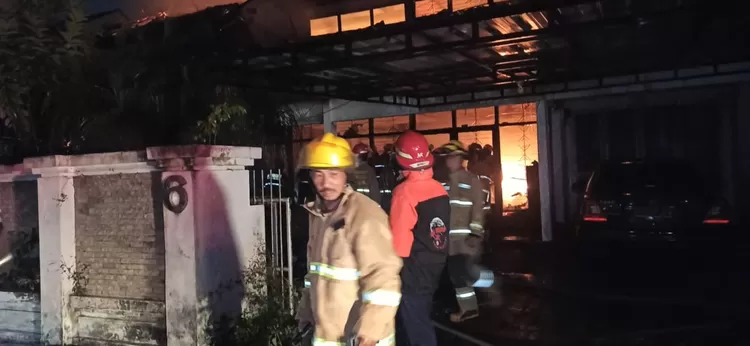 Kebakaran Besar Hanguskan Rumah di Kompleks Muara Raya