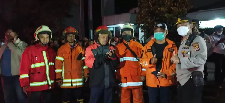 Petugas dan Kadiskar PB Kota Bandung dilokasi kejadian 