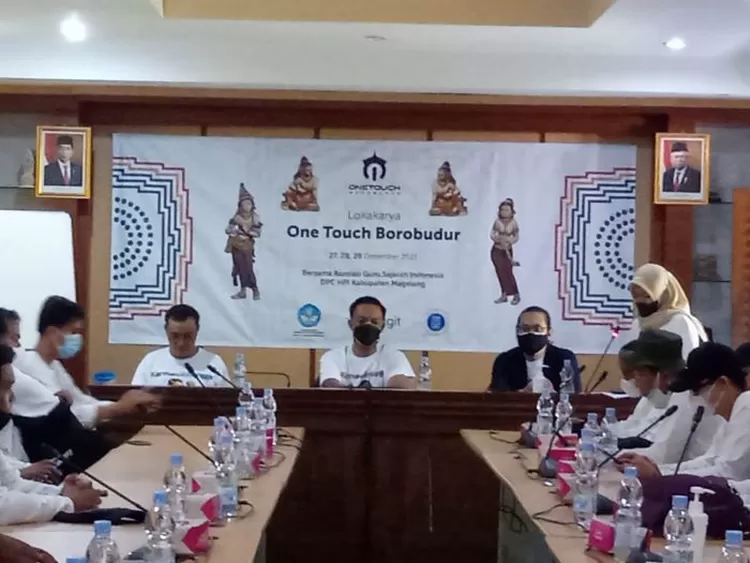 Dr. Pindi Setiawan dan Banung Grahita, PhD memberi materi sebelum peserta menggunakan aplikasi animasi ke relief Borobudur