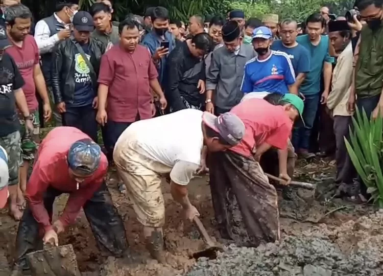 Prosesi pemakaman ustaz H. Eka Permana Habibillah.