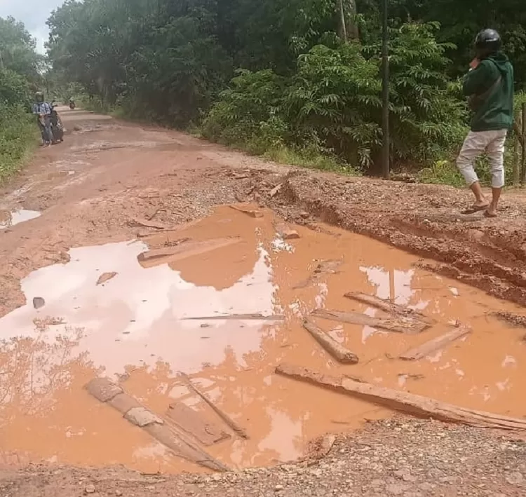 Jalan berlobang dan berlumpur ke Candi Muaro Jambi