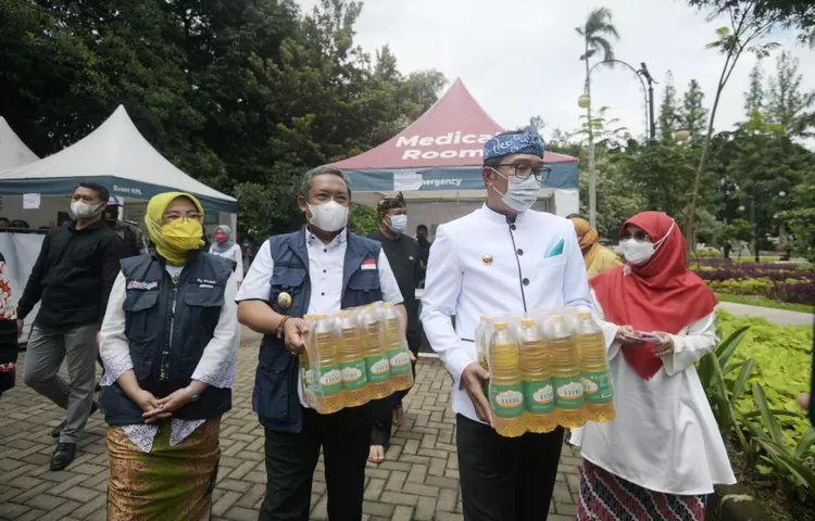 Gubernur Jawa Barat Ridwan Kamil saat memantau operasi pasar minyak goreng di Balaikota Bandung, Jalan Wastukancana No 2, Kota Bandung, Kamis (13/1/2022).