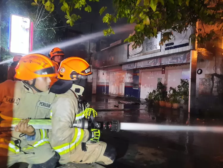 Petugas Diskar kerja keras padamkan kebakaran di Jalan Sudirman, Bandung