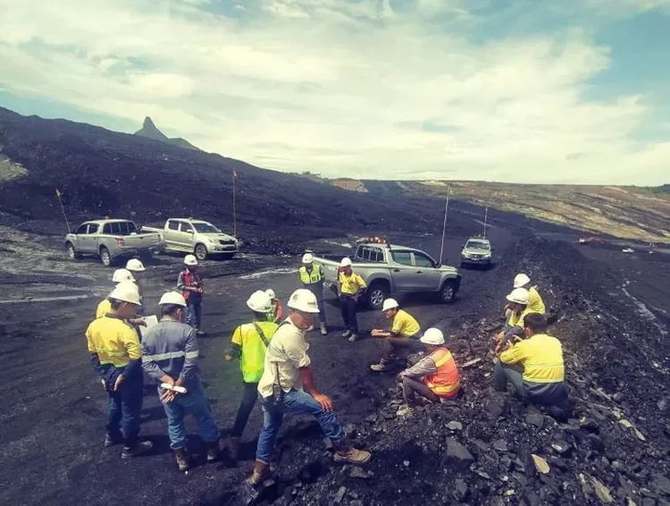 Potret bukit jempol yang terlihat dari lokasi penambangan batubara 
