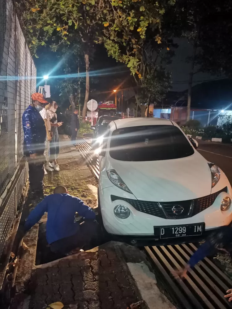 Mobil terperosok ke parit di Jalan Pajajaran Bandung