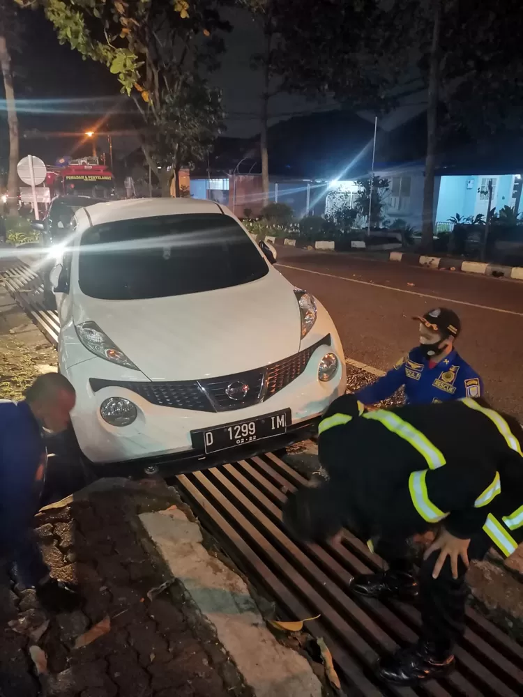 Mobil terperosok ke parit di Jalan Pajajaran Bandung