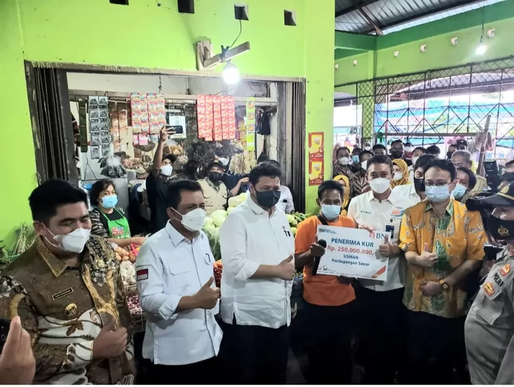 Menko Perekonomian Airlangga Hartarto menyerahkan bantuan Kredit Usaha Rakyat (KUR) secara simbolis dari Bank BNI kepada tiga perwakilan pedagang Pasar Barek Motor Kijang, Kabupaten Bintan
