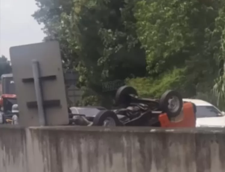 Kecelakaan di Tol Jatingaleh Semarang, Pick Up Terguling, Muatan Tumpah di Jalan