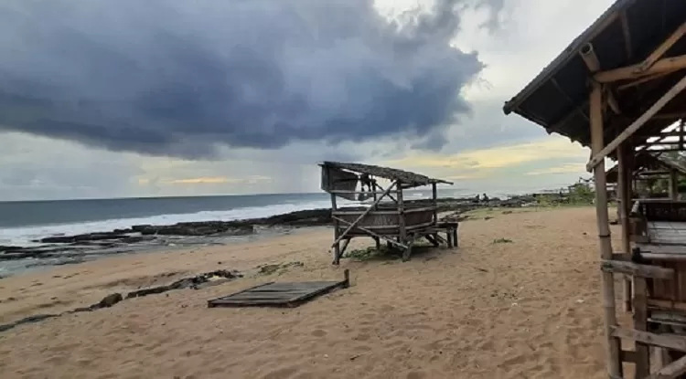 Pemandangan indah di pantai pasir putih Selatan Banten