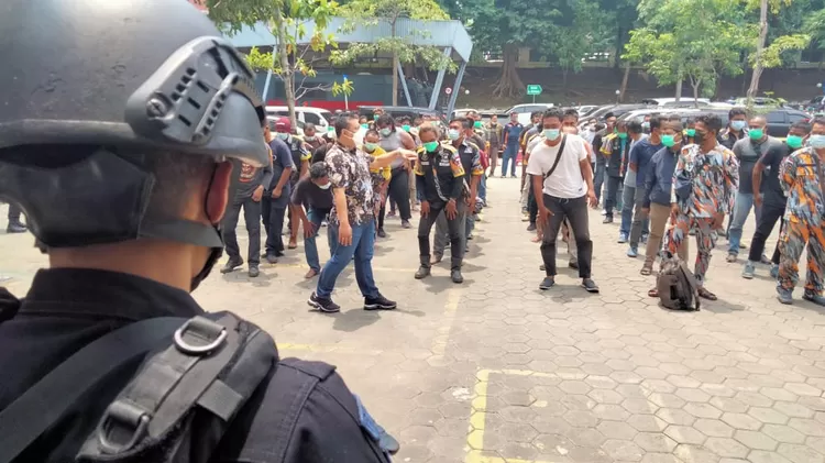 Ratusan anggota ormas Gerakan Masyarakat Bawah Indonesia (GMBI) yang mengikuti aksi demonstrasi di Jabar saat didata setiba di Polda Jateng, Jumat 28 Januari 2022.