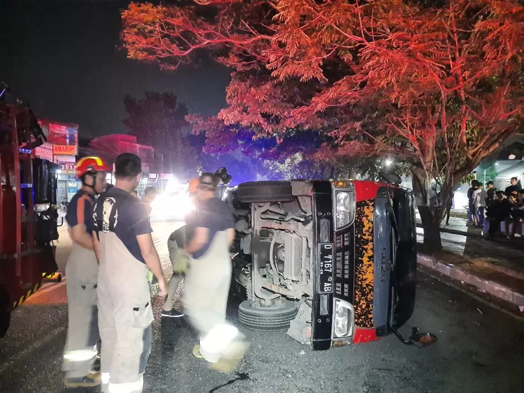 Kecelakaan lalu lintas terjadi Minggu dini hari di Jalan Surapati dekat Taman Pusdai, Kelurahan Cihaur Geulis