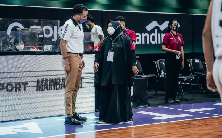 Kartika Siti Aminah saat bertemu pelatih Prawira Bandung, David Singleton, Minggu 30 Januari 2022. Kartika Siti Aminah menjadi pelatih perempuan pertama di IBL 2022. 
