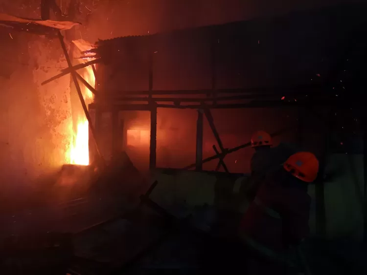 Gudang pasar bunga Wastukencana terbakar