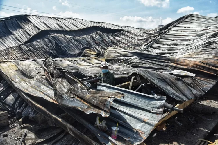 Pedagang di Pasar Johar Relokasi MAJT sedang mengevakuasi sisa-sisa barangnya. (Ayosemarang.com/ Audrian Firhannusa)