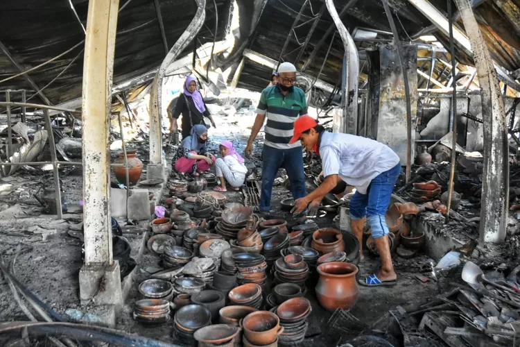 Pedagang di Pasar Johar Relokasi MAJT sedang mengevakuasi sisa-sisa barangnya. (Ayosemarang.com/ Audrian Firhannusa)