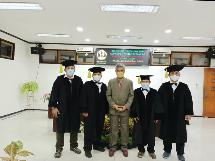Siswanda H. Sumarto mengabadikan foto bersama dengan para promotor setelah berhasil meraih gelar Doktor (S3) dalam sidang promosi Doktor Ilmu Ekonomi di Unpad, Bandung 