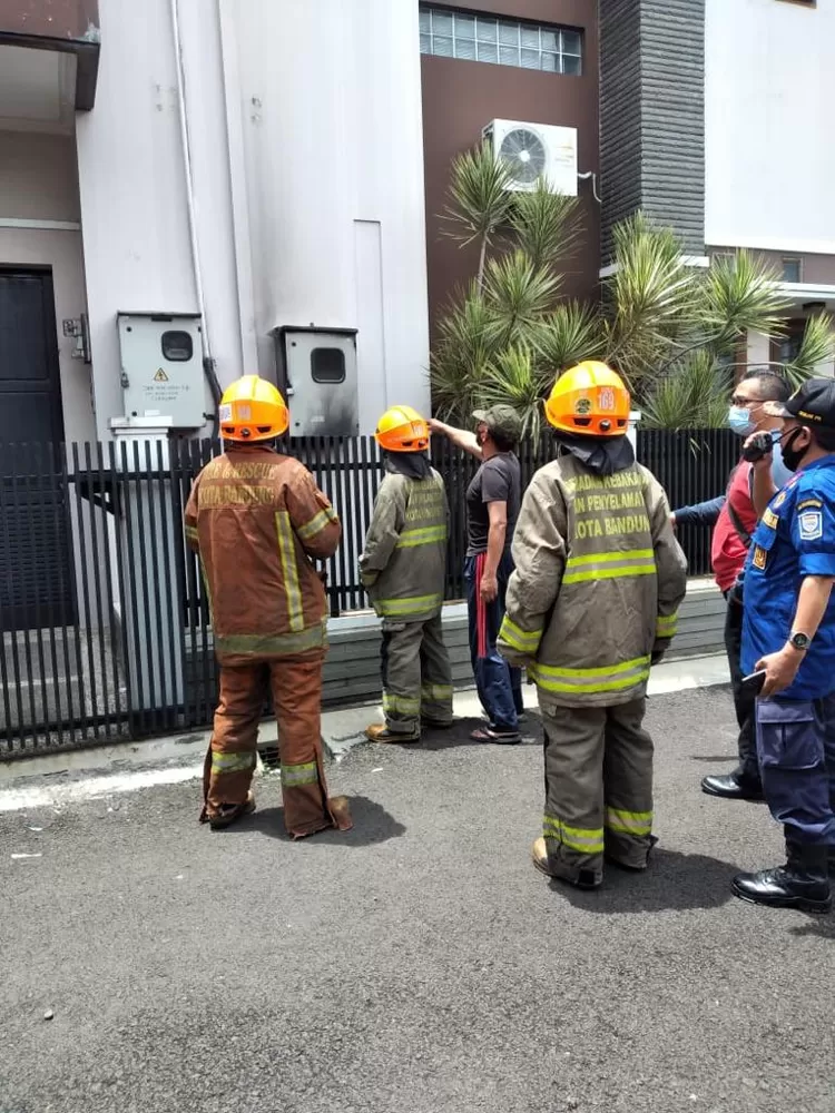 Gardu Boks Satelit Telkom di Jalan Situsari 2