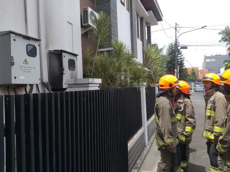 Gardu Boks Satelit Telkom di Jalan Situsari