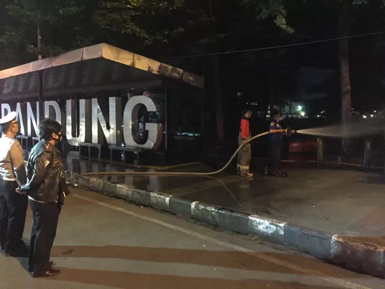  Diskar PB Kota Bandung melaksanakan giat penyemprotan disinfektan dalam rangka mengurangi dan memutus rantai penyebaran wabah Covid-19 di Kota Bandung. 
