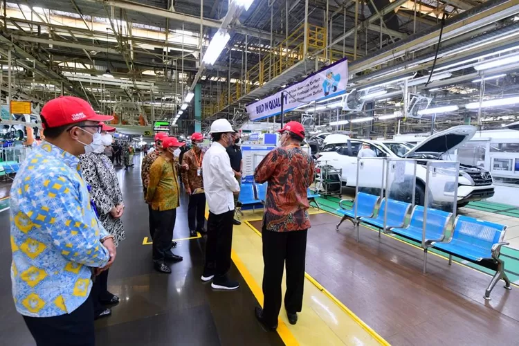 Presiden Jokowi tinjau produksi ekspor dua juta mobil secara komulatif PT Toyota Motor Manufacturing Indonesia di Kabupaten Karawang, Provinsi Jawa Barat, Selasa, 15 Februari 2022. 