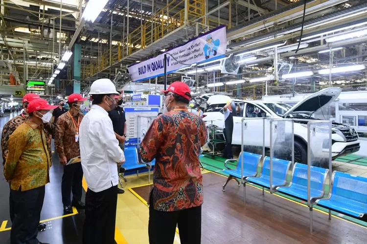 Presiden Jokowi tinjau produksi ekspor dua juta mobil secara komulatif PT Toyota Motor Manufacturing Indonesia di Kabupaten Karawang, Provinsi Jawa Barat, Selasa, 15 Februari 2022. 