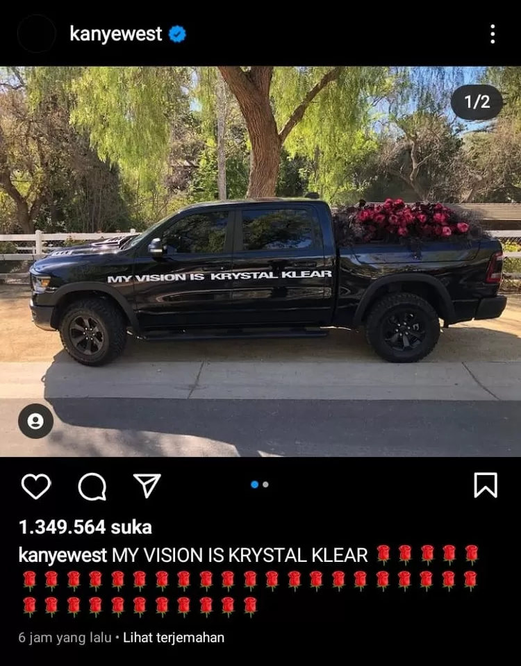 Kanye West kirim bunga untuk Kim.