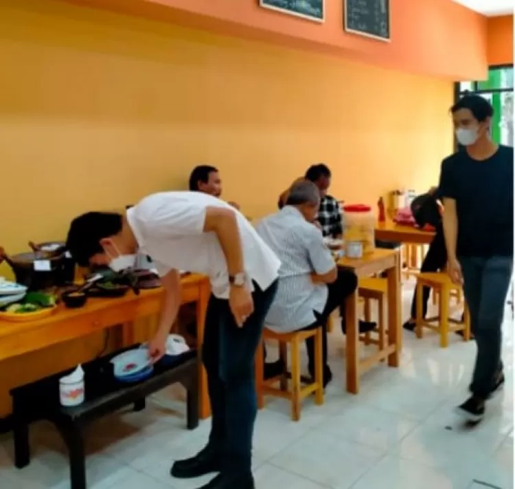 Rumah makan Pawon Ndeso di Jl Lampersari No 32B Semarang atau depan Apotik Sarika. 