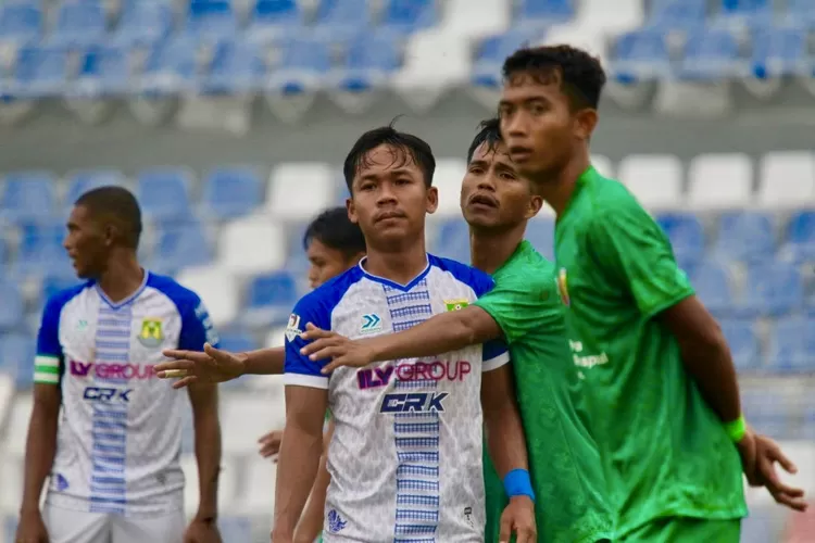 Pemain Persikab Bandung menjaga ketat penyerang Persikota Tangerang - Foto: Henry Lukmanul Hakim - Edisi Foto.