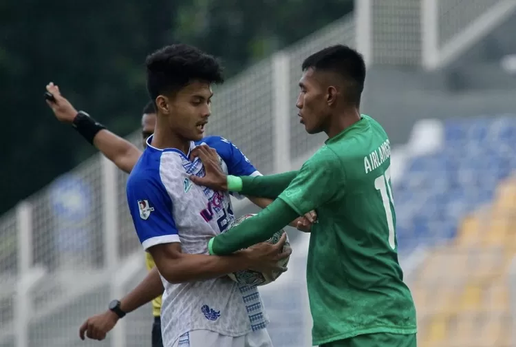 Pemain Persikota Tangerang rebutan bola dengang Pemain Persikab Bandung - Foto: Henry Lukmanul Hakim - Edisi Foto