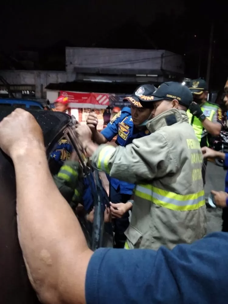 Bocah Terjebak Dalam Mobil di SPBU Sudirman