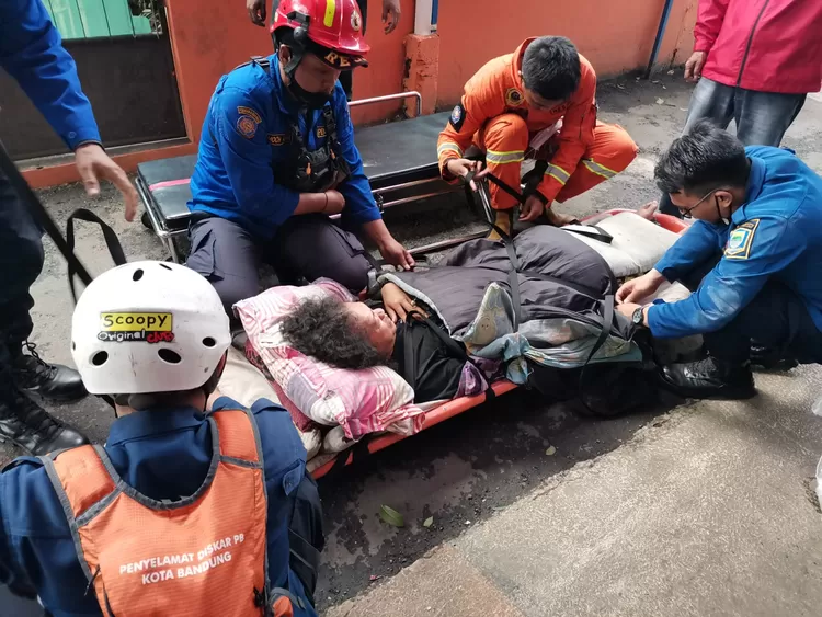 Petugas Diskar PB saat evakuasi pasien sakit