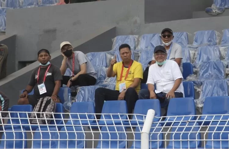 Ketua PMI Kota Tangerang, H. Oman Jumansyah (berbaju putih) hadir pada Liga 3 Nasional di Stadion Benteng Tangerang - Foto: Henry Lukmanul Hakim