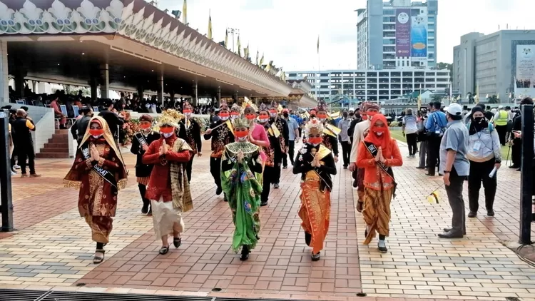 Masyarakat Indonesia di Brunei berpartisipasi dalam perayaan Parade Hari Kebangsaan Brunei Darussalam ke-38. 