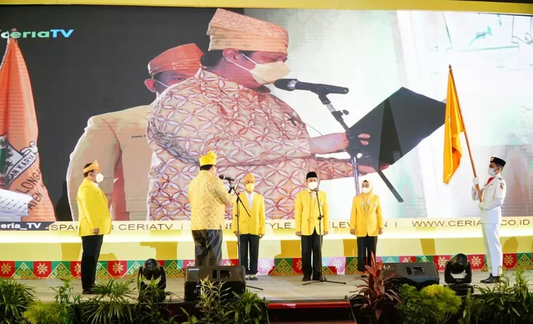 Airlangga Hartarto saat melantik pengurus DPD Partai Golkar Riau.