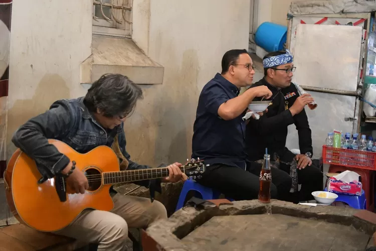 Gubernur Jawa Barat M Ridwan Kamil beraama Gubernur DKI Jakarta Anies Baswedan menikmati bubur ayam di jalan homan, Kota Bandung, Kamis 